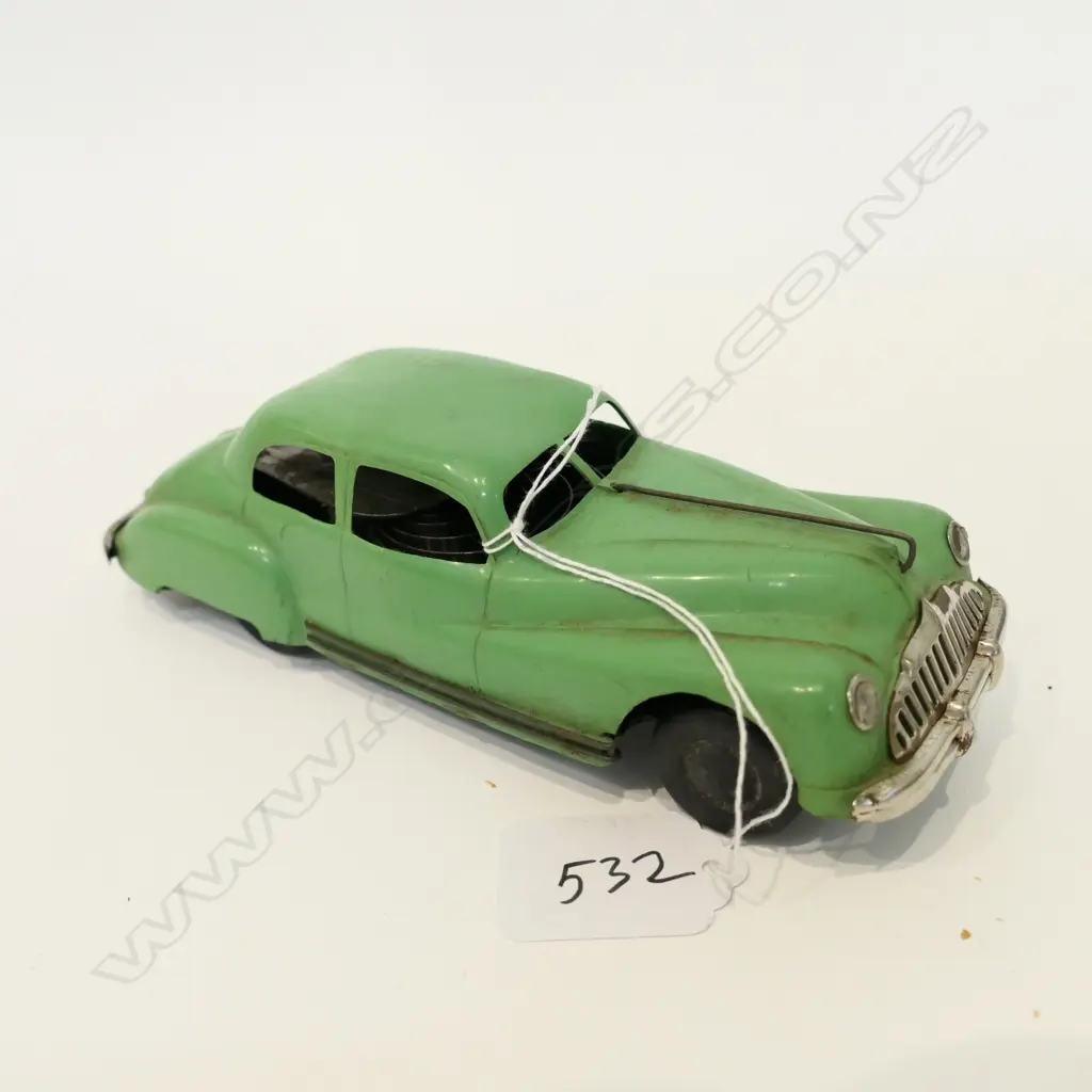 VINTAGE "MINIC" GREEN SALOON CAR, KEY WIND Image 1++