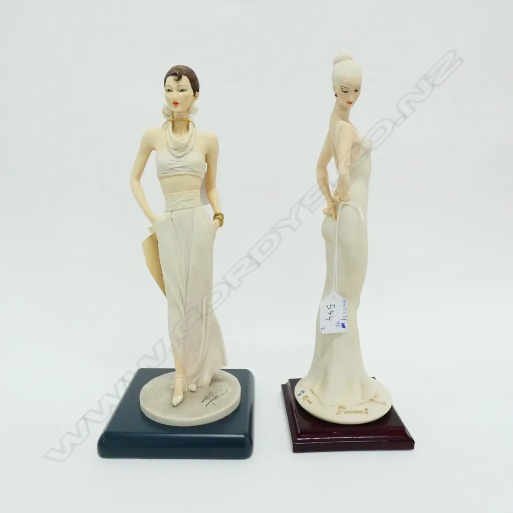 TWO CAPODIMONTE FIGURINES H 330 MM Image 1++