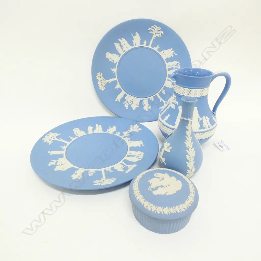 5 PCES WEDGWOOD JASPERWARE; 2 PLATES, JUG, VASE & BOX Image 1++
