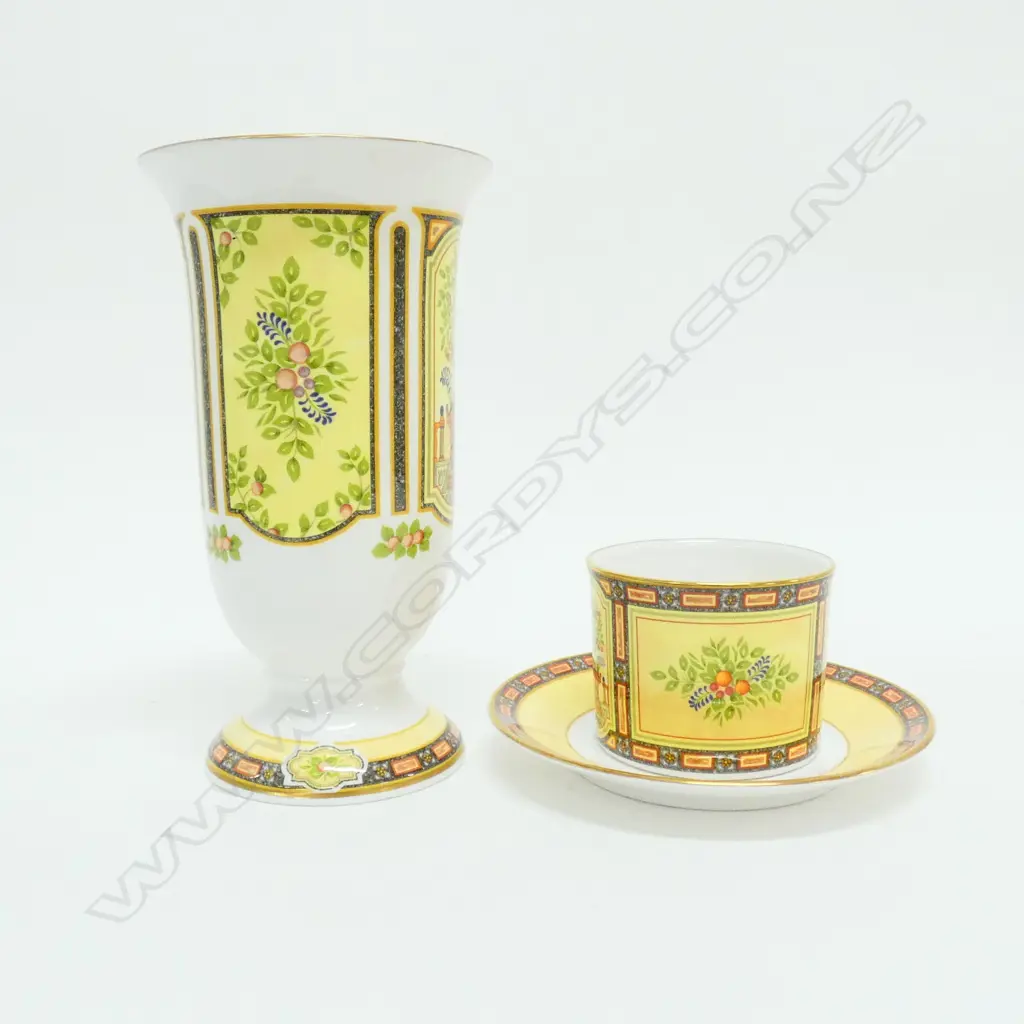 2 PCES ROYAL WORCESTER VASE H.200MM CUP & SAUCER BOXED Image 1++