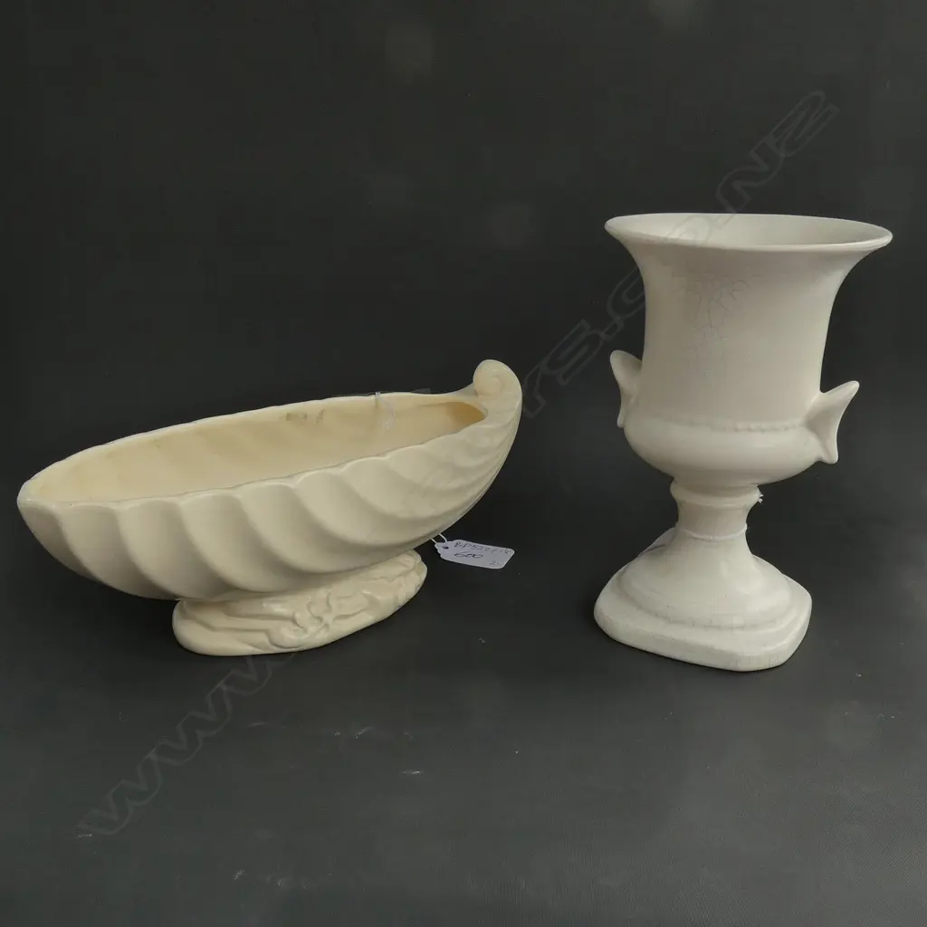 2 CROWN LYNN VASES L. 220MM Image 1++