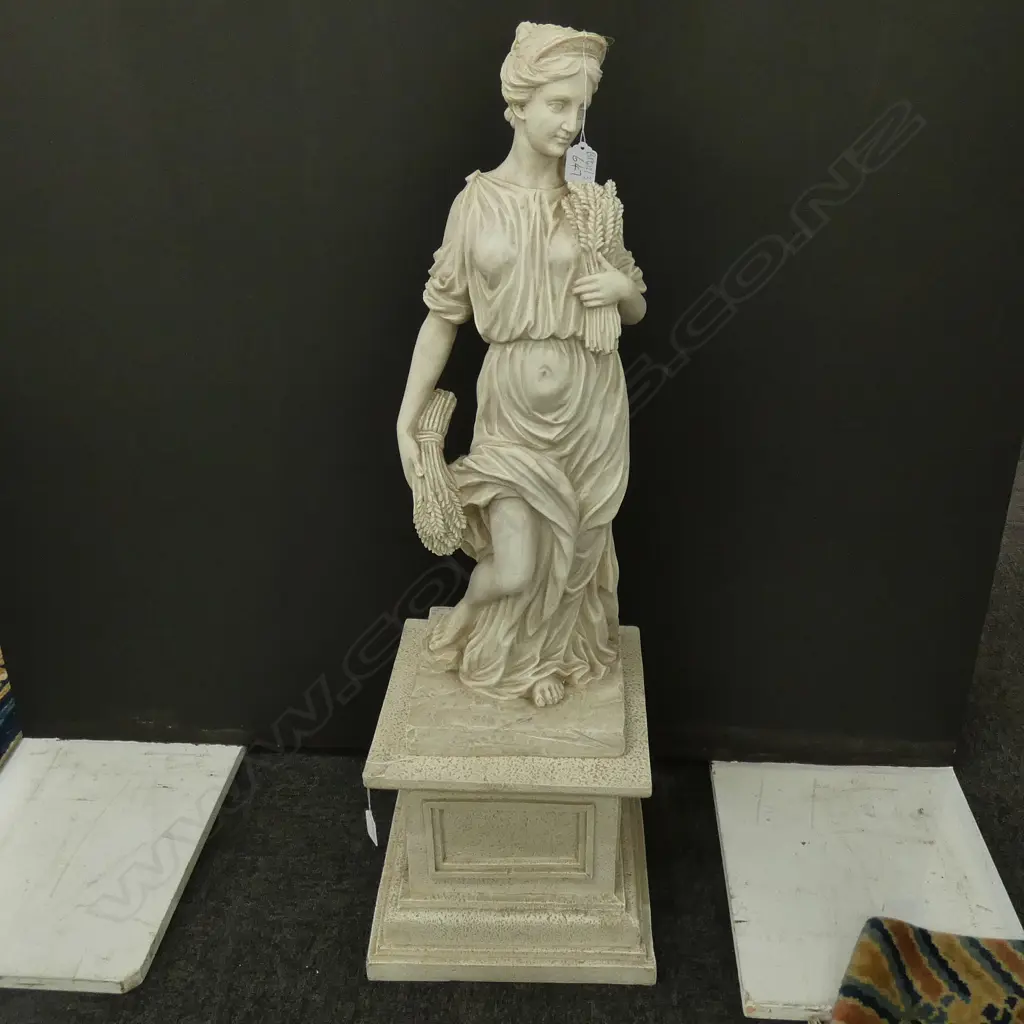 RESIN WOMAN ON PLINTH H. 900MM Image 1++