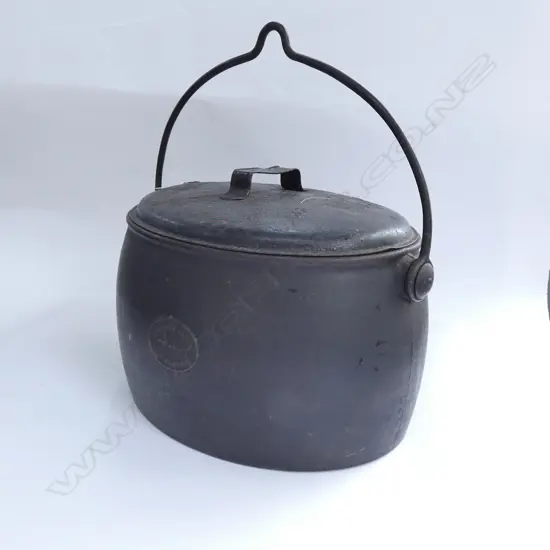 LG 19THC HEAVY CAST IRON A. KENRICK & SONS POT, 420MM