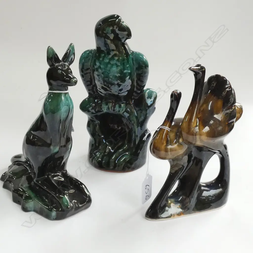 3 PCES BLUE MOUNTAIN POTTERY KANGAROO, EMUS & PARROT  Image 1++