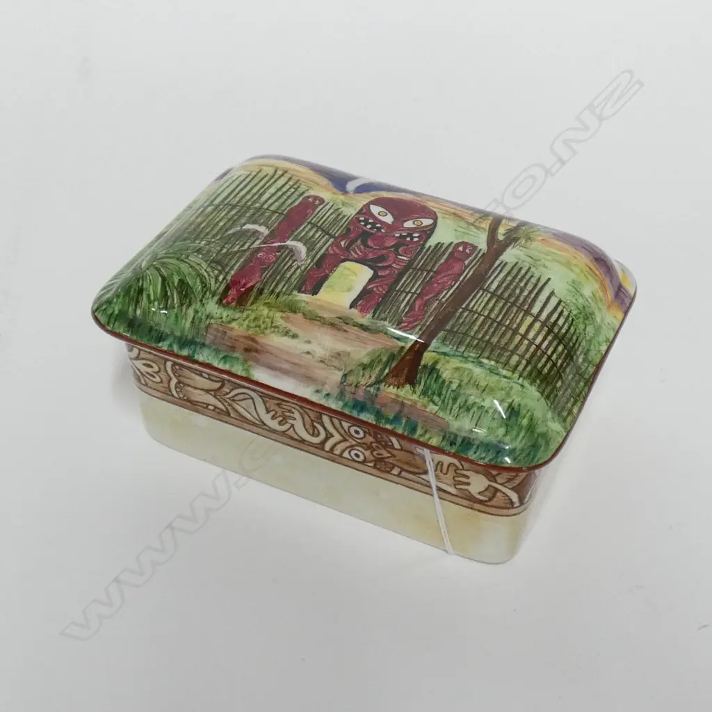 ROYAL WINTON 'MAORILAND' LIDDED BOX Image 1++