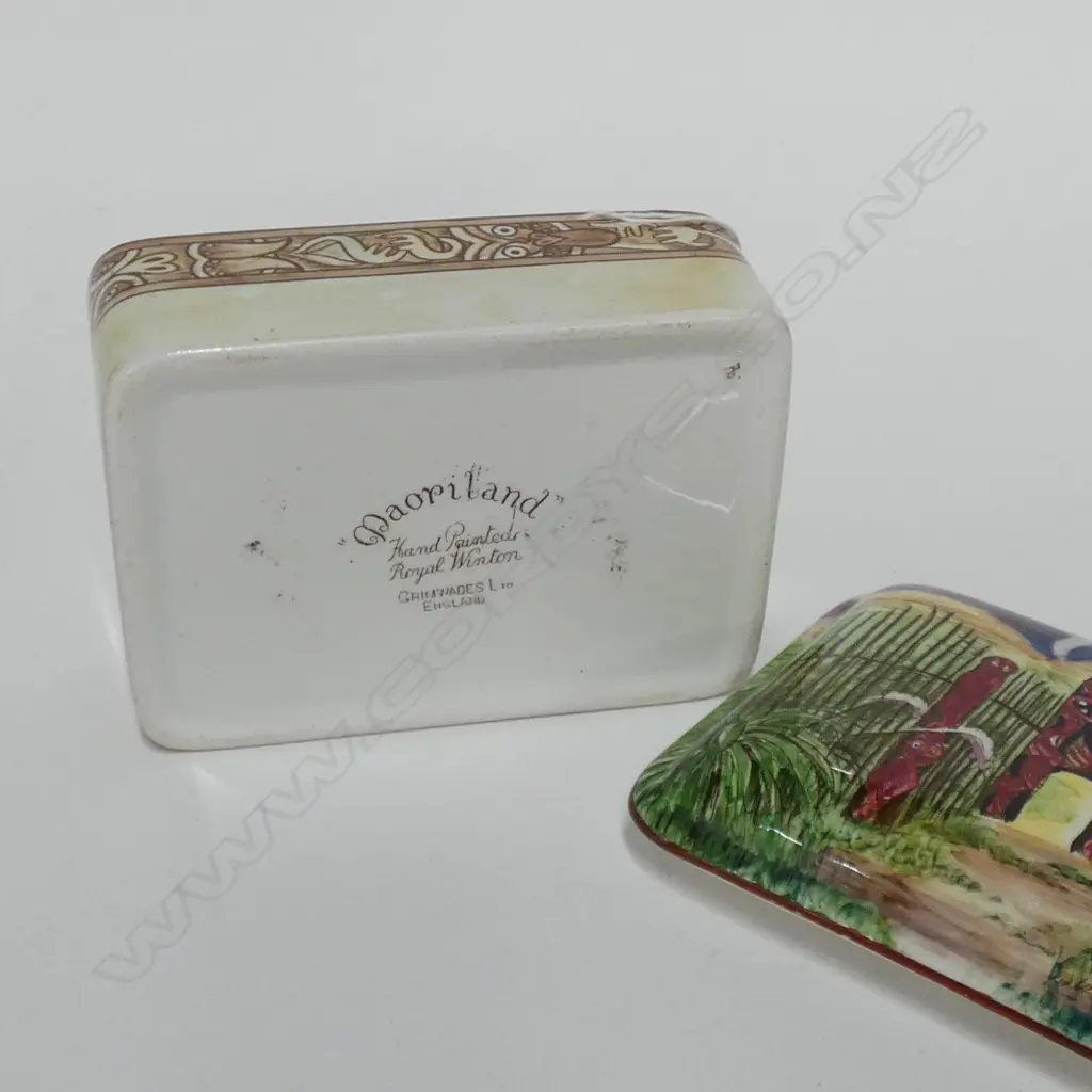 ROYAL WINTON 'MAORILAND' LIDDED BOX Image 1++