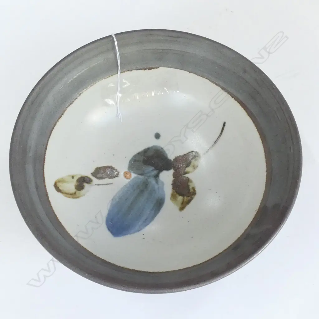 GOOD PAUL WINSPEAR POTTERY BOWL, 185MM Image 1++