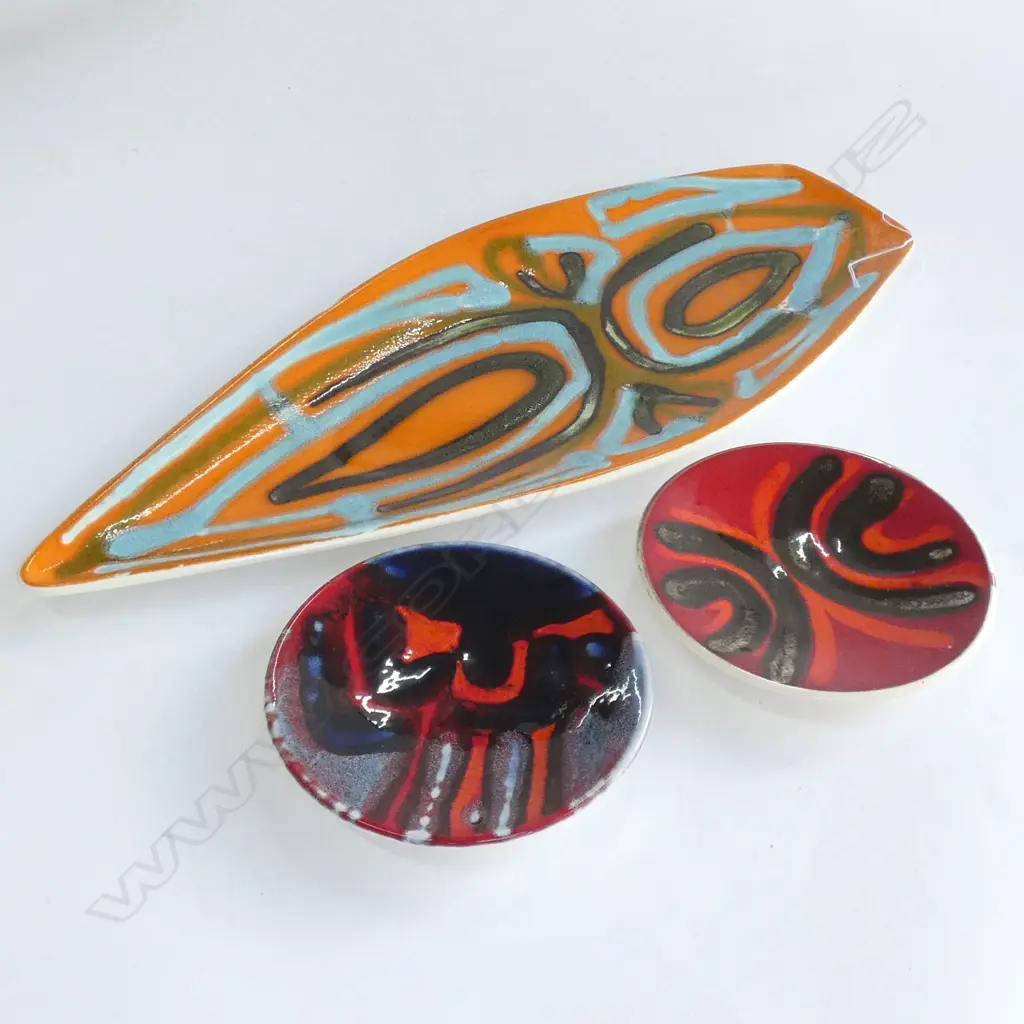 THREE PIECES OF POOLE POTTERY Image 1++