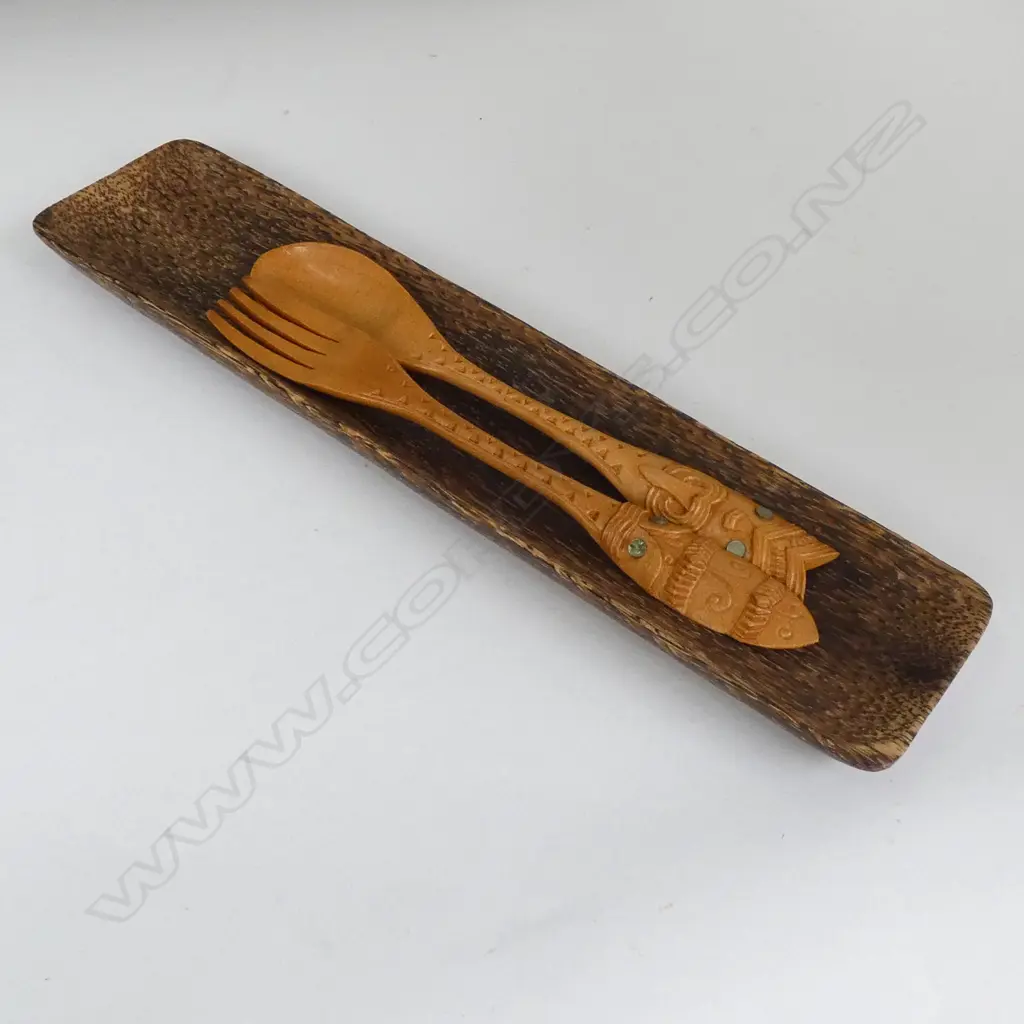 COCONUT WOOD TRAY + KAURI CARVED MAORI SERVERS Image 1++