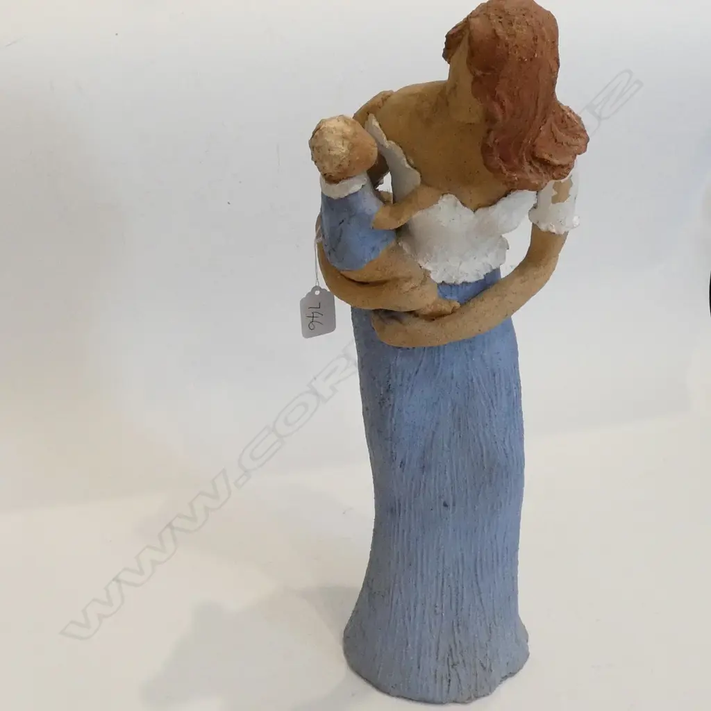 LG NZ STUDIO POTTERY FIGURE OF MOTHER & CHILD, 510MM Image 1++