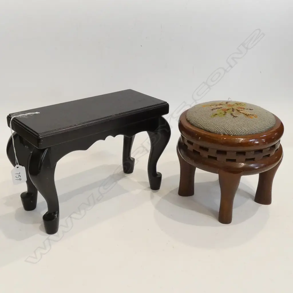 2 SMALL STOOLS Image 1++