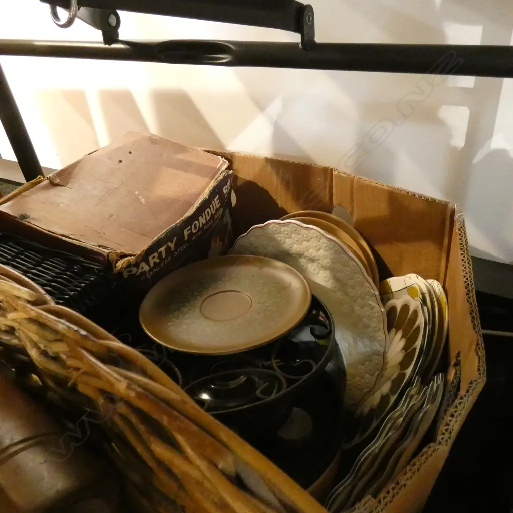 LOT ASST FONDUES /RETRO PLATES/C/LYNN ETC Image 1++
