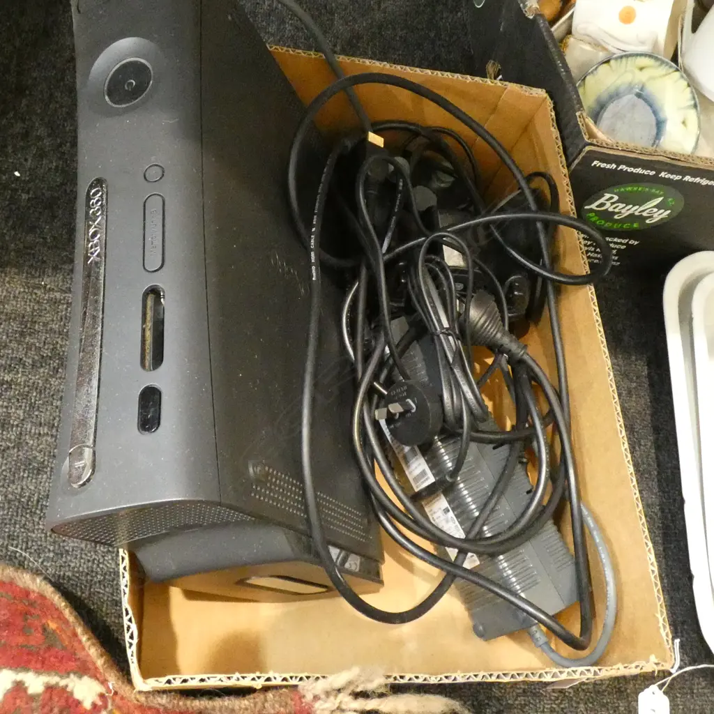 BOX LOT X BOX 360 & 2 CONTROLLERS  Image 1++