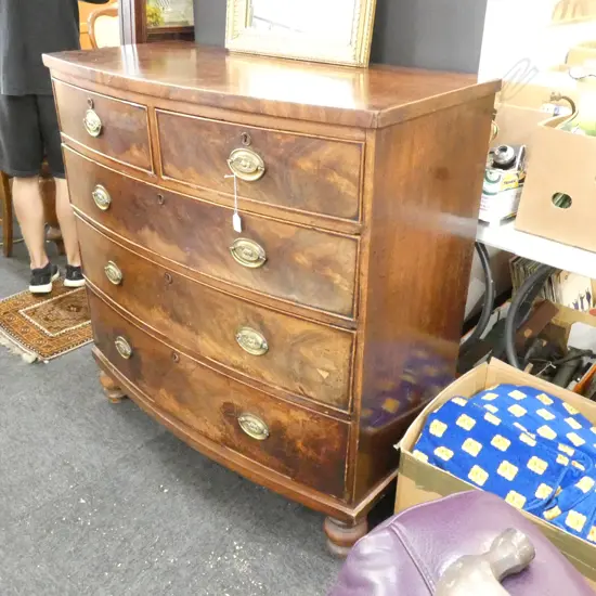 GEORGIAN MAHOGANY BOW FRONT CHEST W. 1040MM