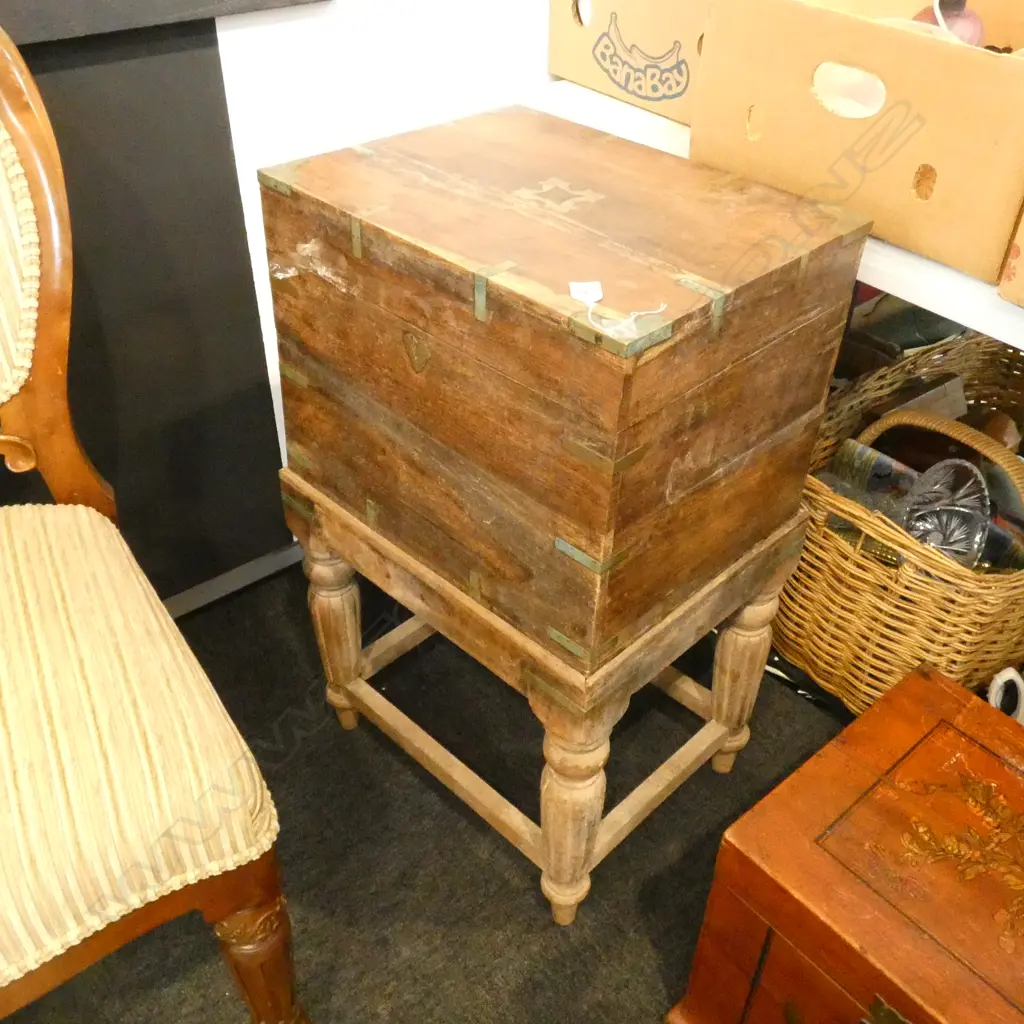 OLD CELLARETTE BOX ON STAND Image 1++