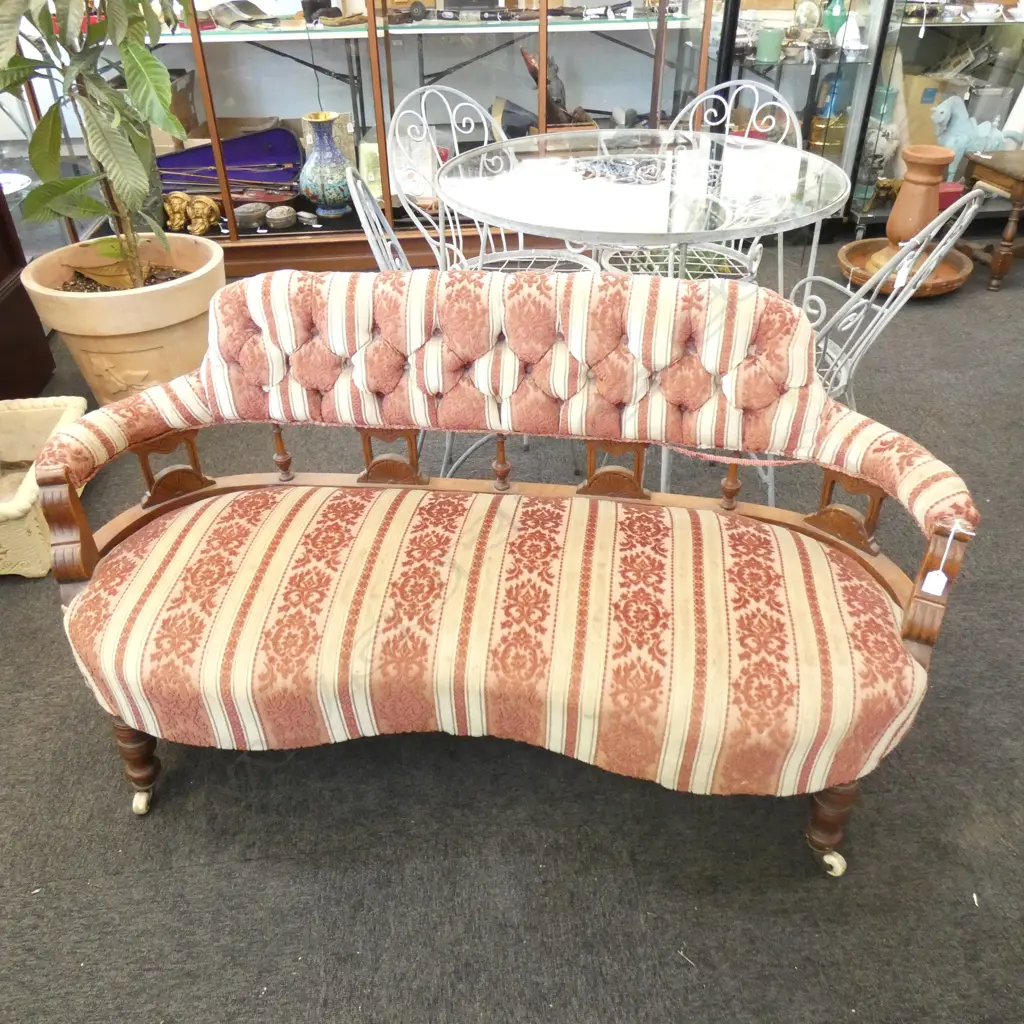 COLONIAL SMALL SETTEE BUTTONED BACK Image 1++