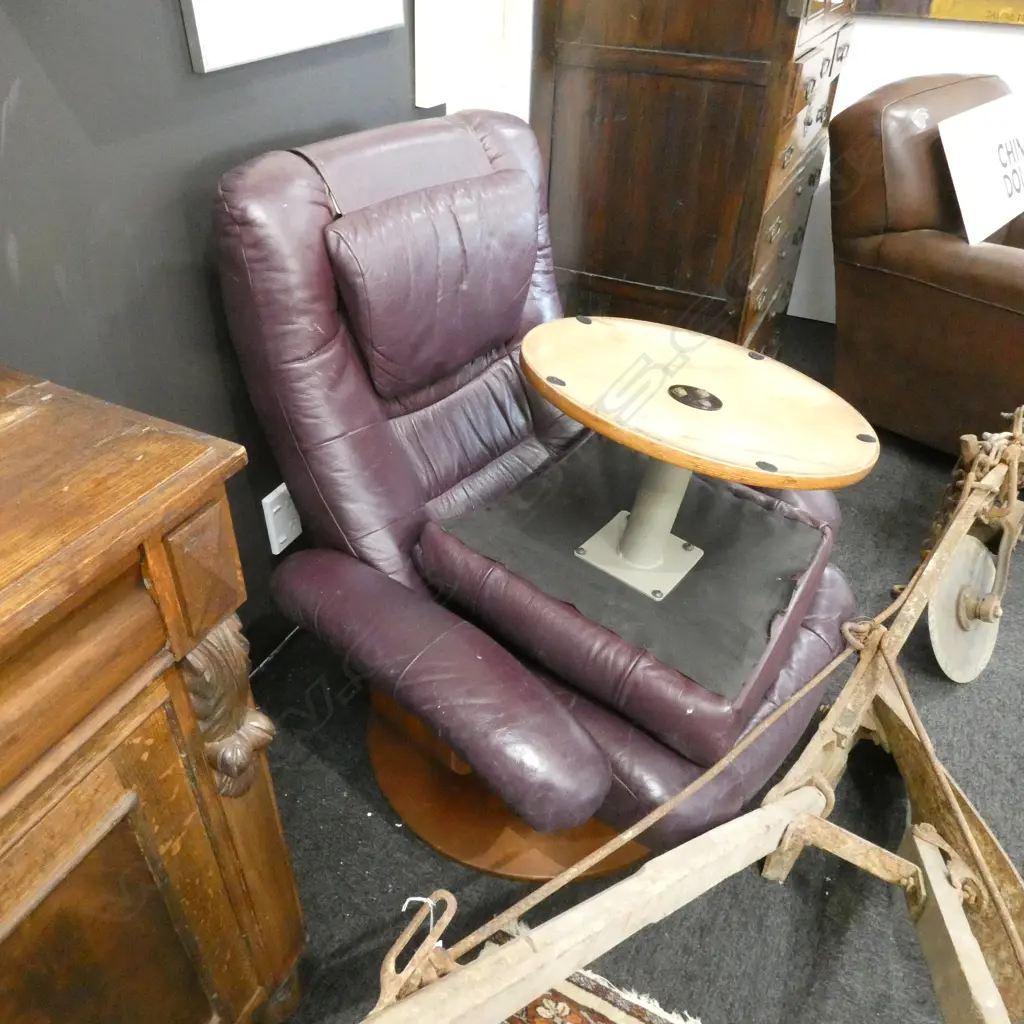 PR BURGANDY LEATHER RECLINERS BOTH WITH STOOLS Image 1++