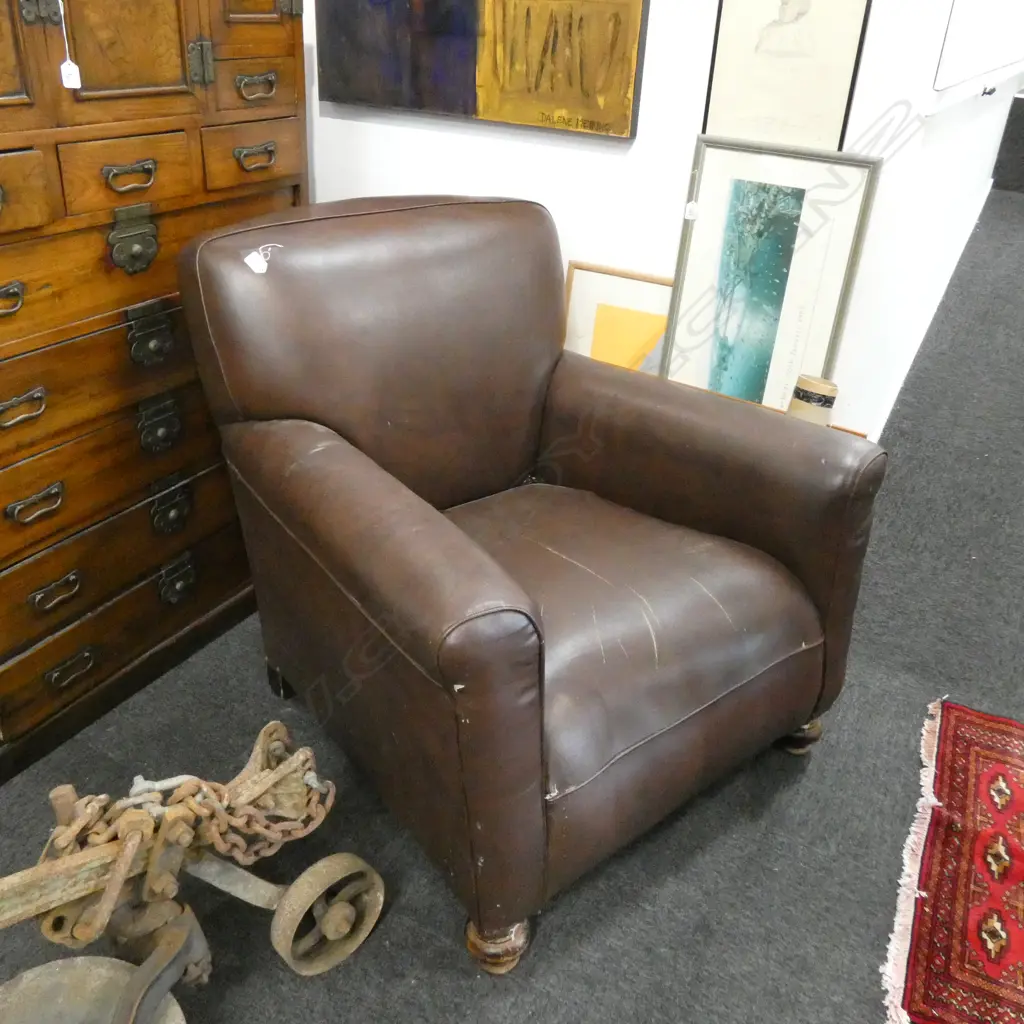 BROWN VINYL ARMCHAIR W. 900MM Image 1++