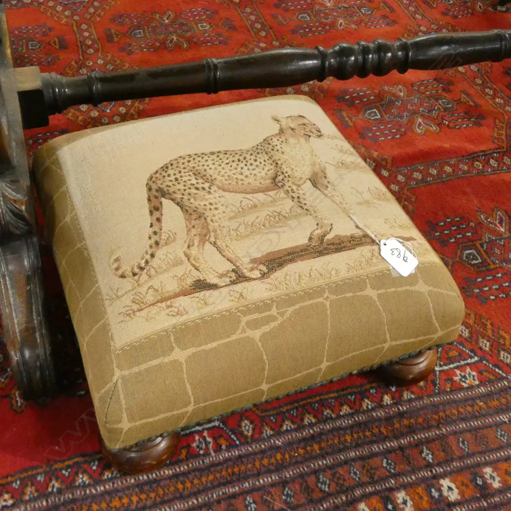 SQUARE FOOTSTOOL WITH CHEETAH DECORATED UPHOLSTRY Image 1++