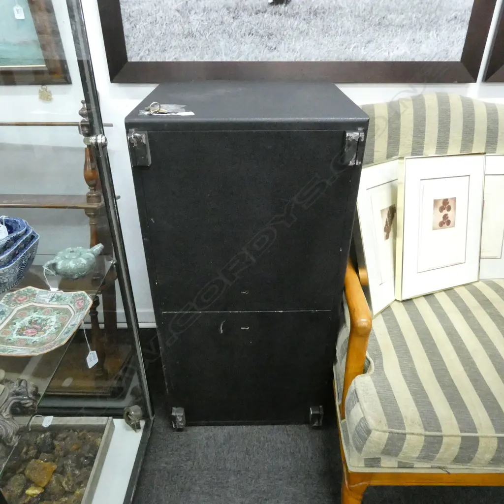 METAL SAFE WITH KEY 1040 X 520MM Image 1++
