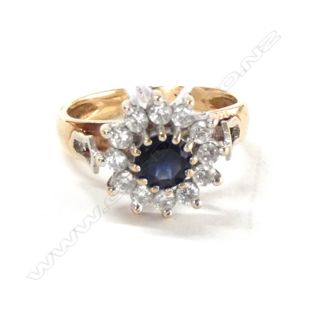 9CT BLUE AND WHITE STONE RING Image 1++