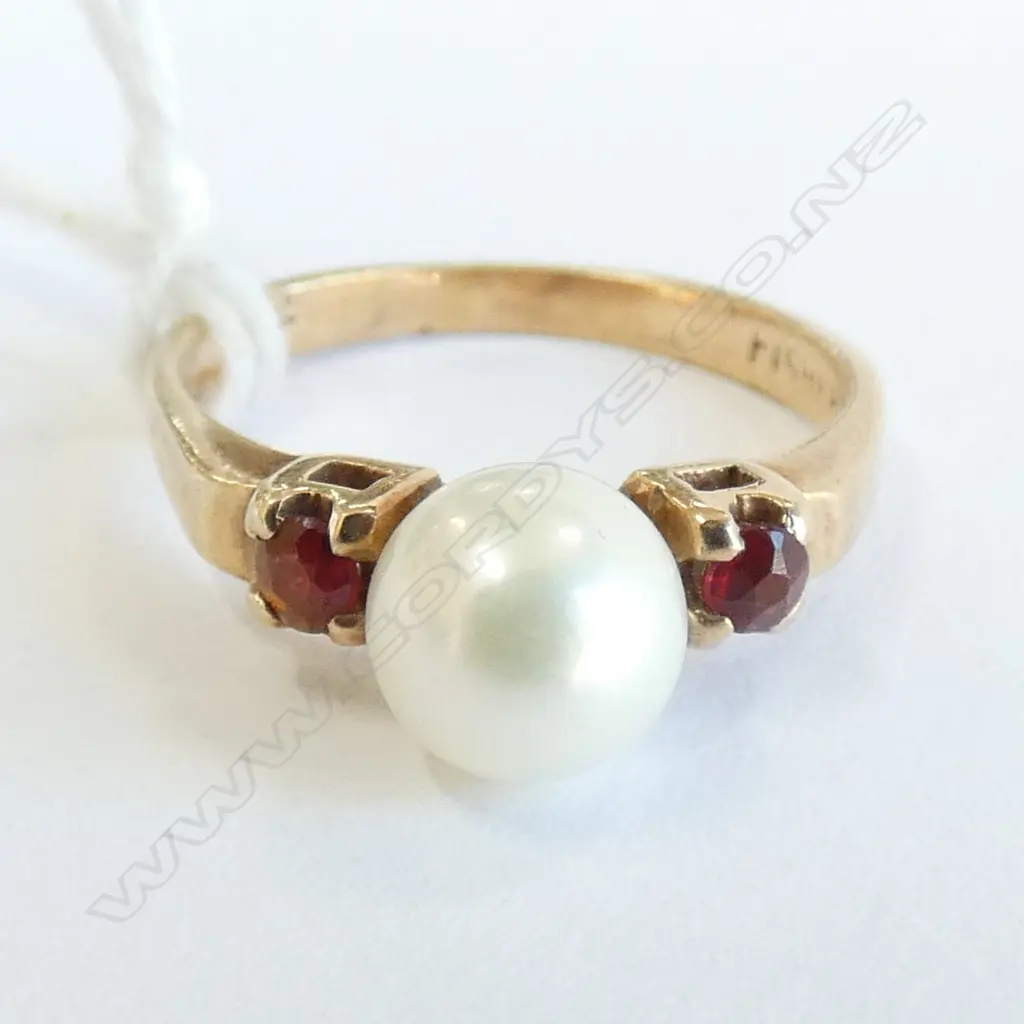 9CT GOLD PEARL AND GARNET RING Image 1++