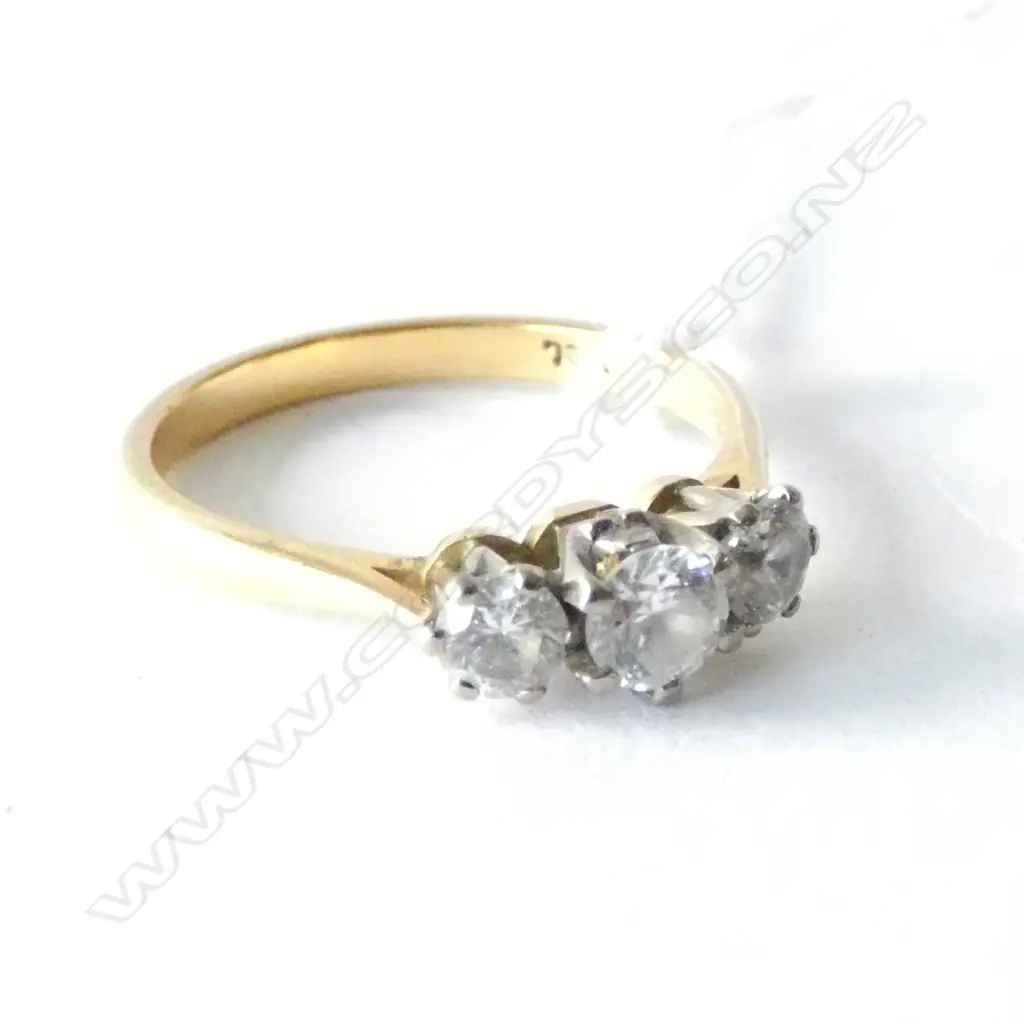 18CT 3 STONE C Z RING Image 1++