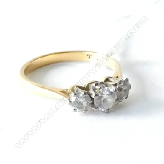 18CT 3 STONE C Z RING