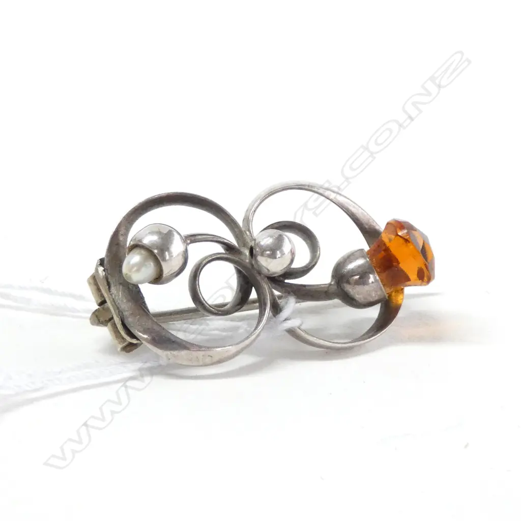 SILVER CITRINE AND PEARL BROOCH Image 1++