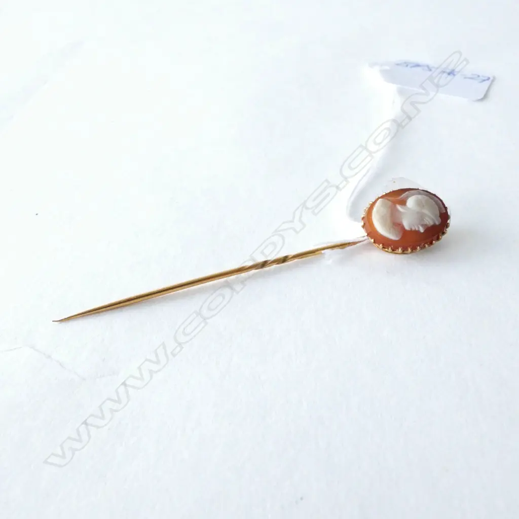 VINTAGE 9CT CHALCEDONAY CAMEO PIN Image 1++