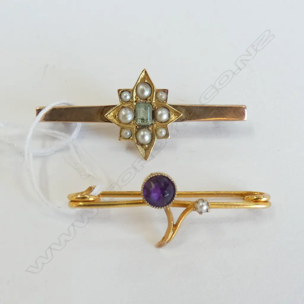 2 x 9ct GOLD BROOCHES (TOTAL 5.1gm) Image 1++