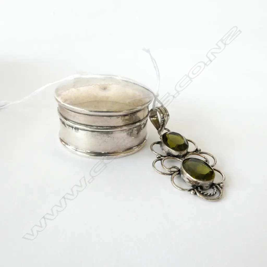 2 SILVER ITEMS: ROUGE POT & PENDANT GREEN STONES  Image 1++