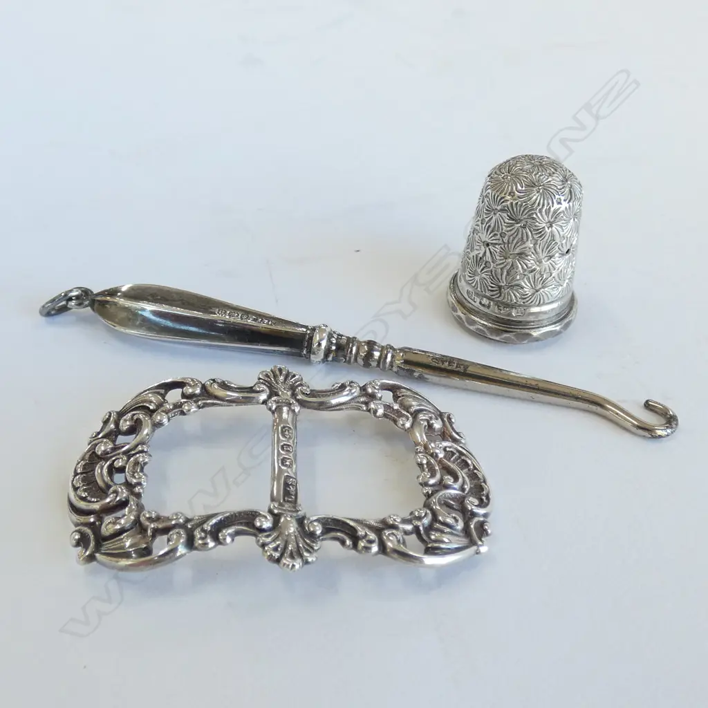 SILVER BUCKLE/SILVER BUTTON HOOK/2 SILVER THIMBLES Image 1++
