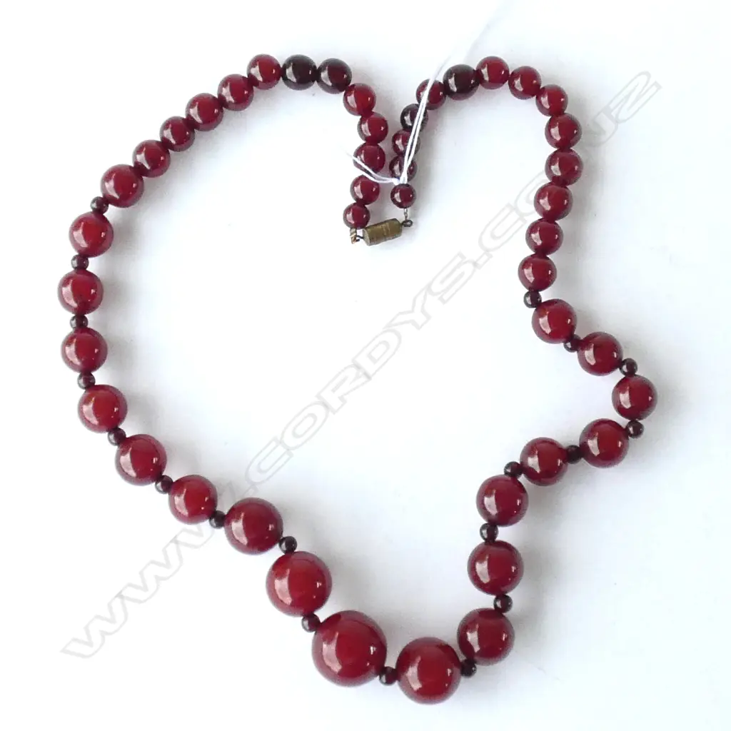SIMULATED RED AMBER GRADUATED BEAD NECKLACE Image 1++