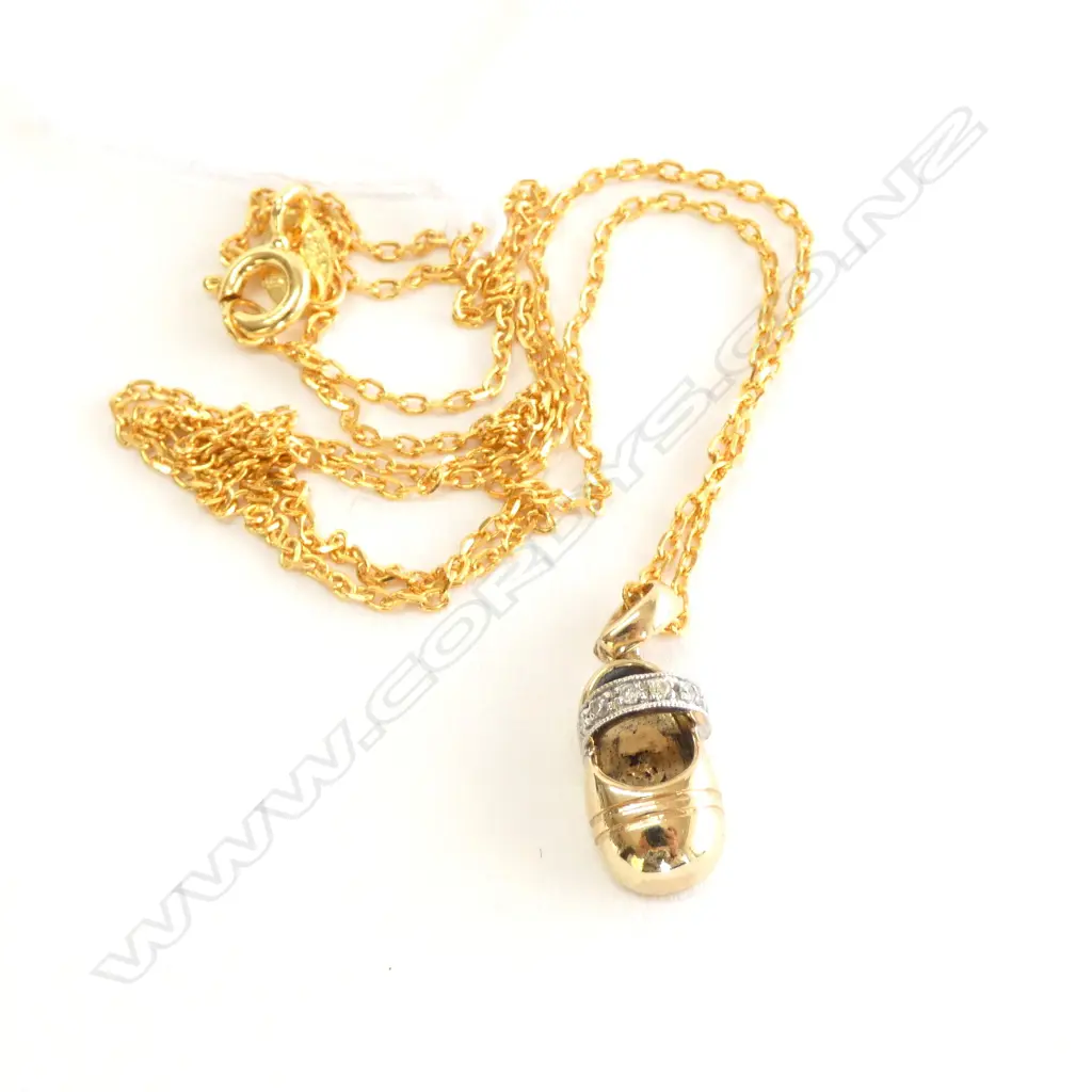 9ct Y.GOLD & 6 DIA. SHOE (BALLET) PENDANT SILVER CHAIN Image 1++