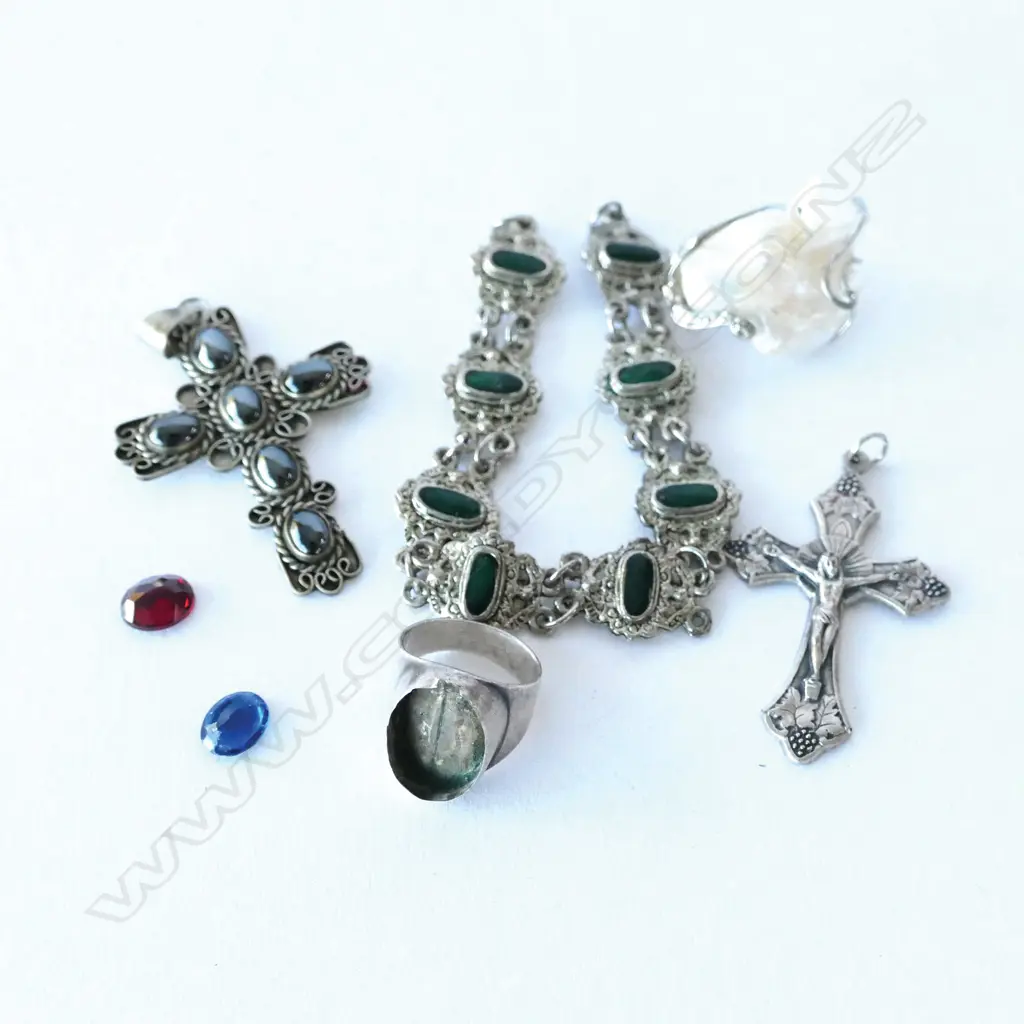 BAG COSTUME + SILVER JEWELLERY + 2 COLOURED STONES Image 1++
