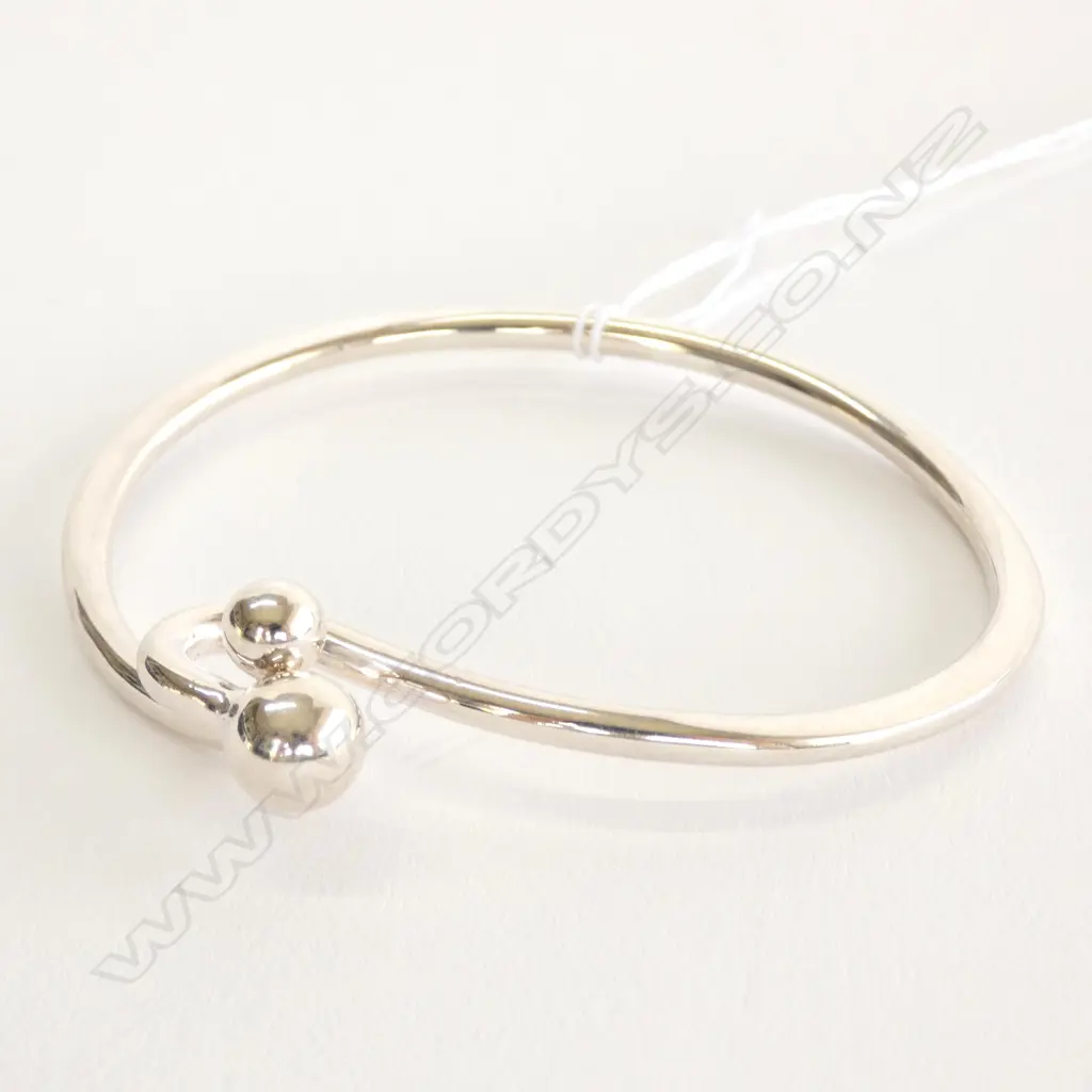 MODERN SILVER BANGLE CROSS-OVER CLASP  Image 1++