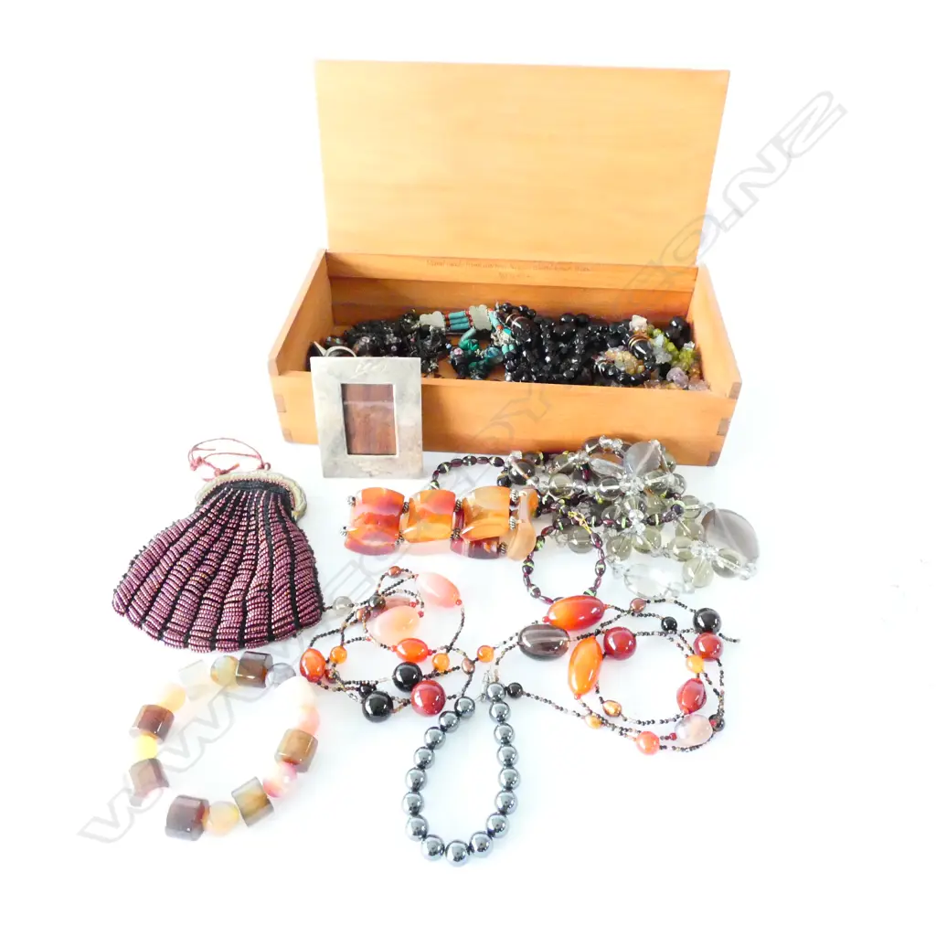 KAURI BOX OF COSTUME JEWELRY  Image 1++