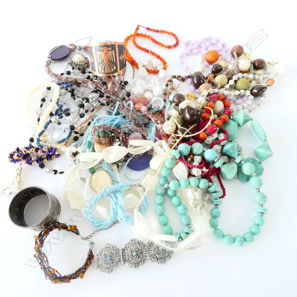 COLLECTION OF COSTUME JEWELRY ETC Image 1++