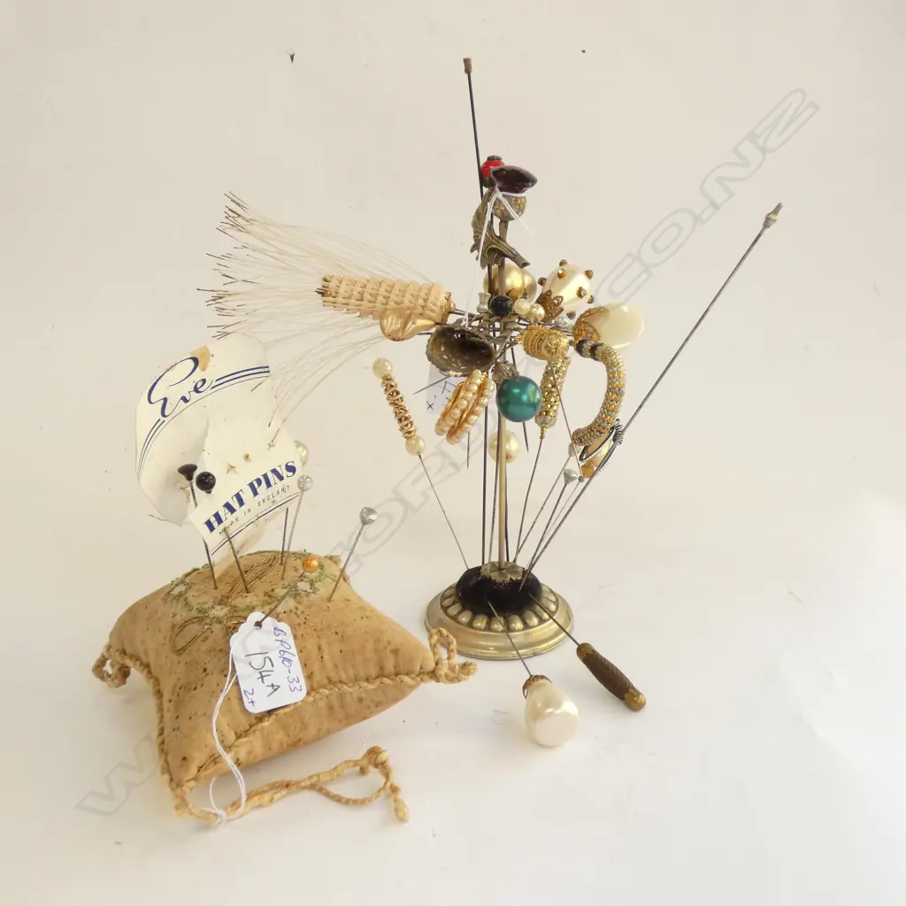 EARLY 20THC SCOTTISH HAT PIN STAND + PINS +... Image 1++