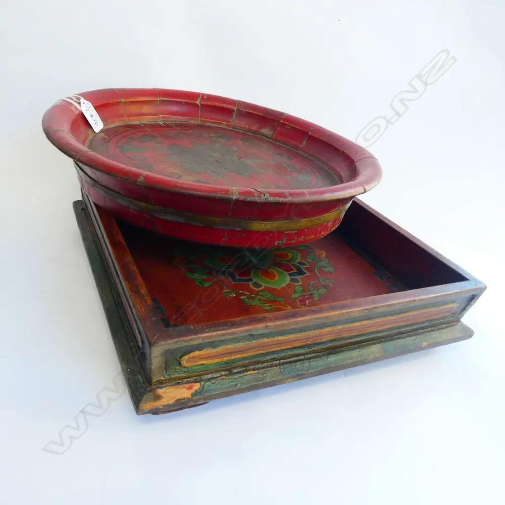 2 RED CHINESE WOODEN DISHES ONE CIRCULAR ONE SQUARE 350MM DIA Image 1++