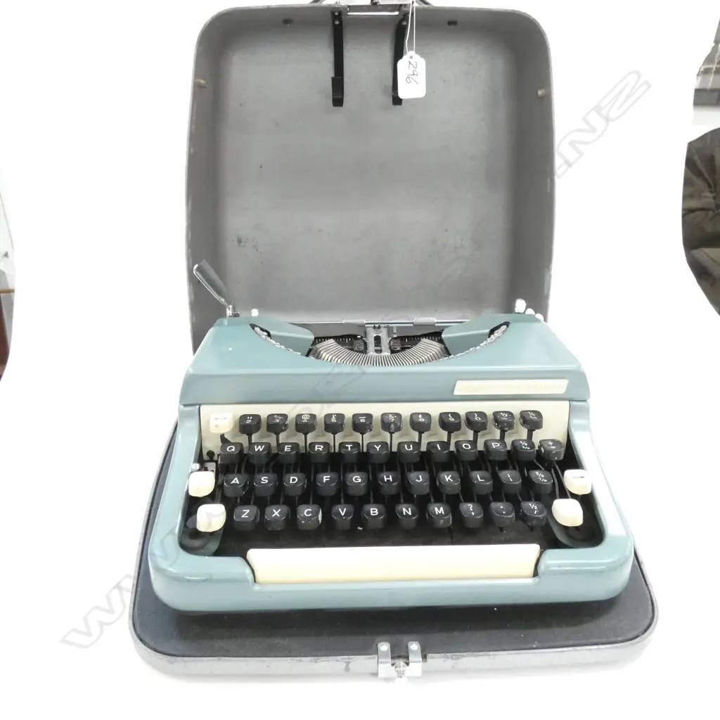  AN IMPERIAL COMPANION TYPEWRITER Image 1++