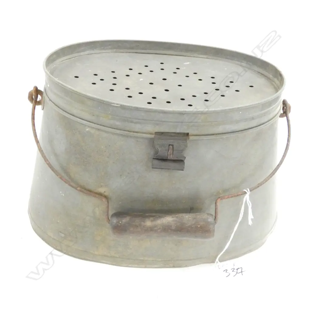 OLD TIN FISHING BAIT TIN Image 1++