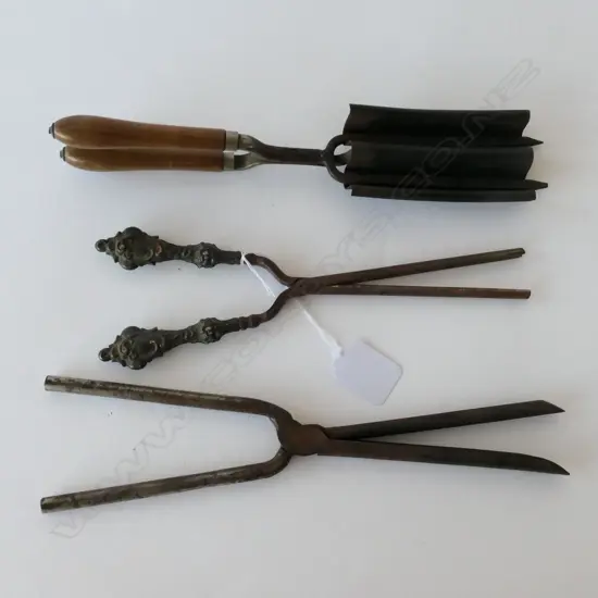 HAIR TONGS (?)