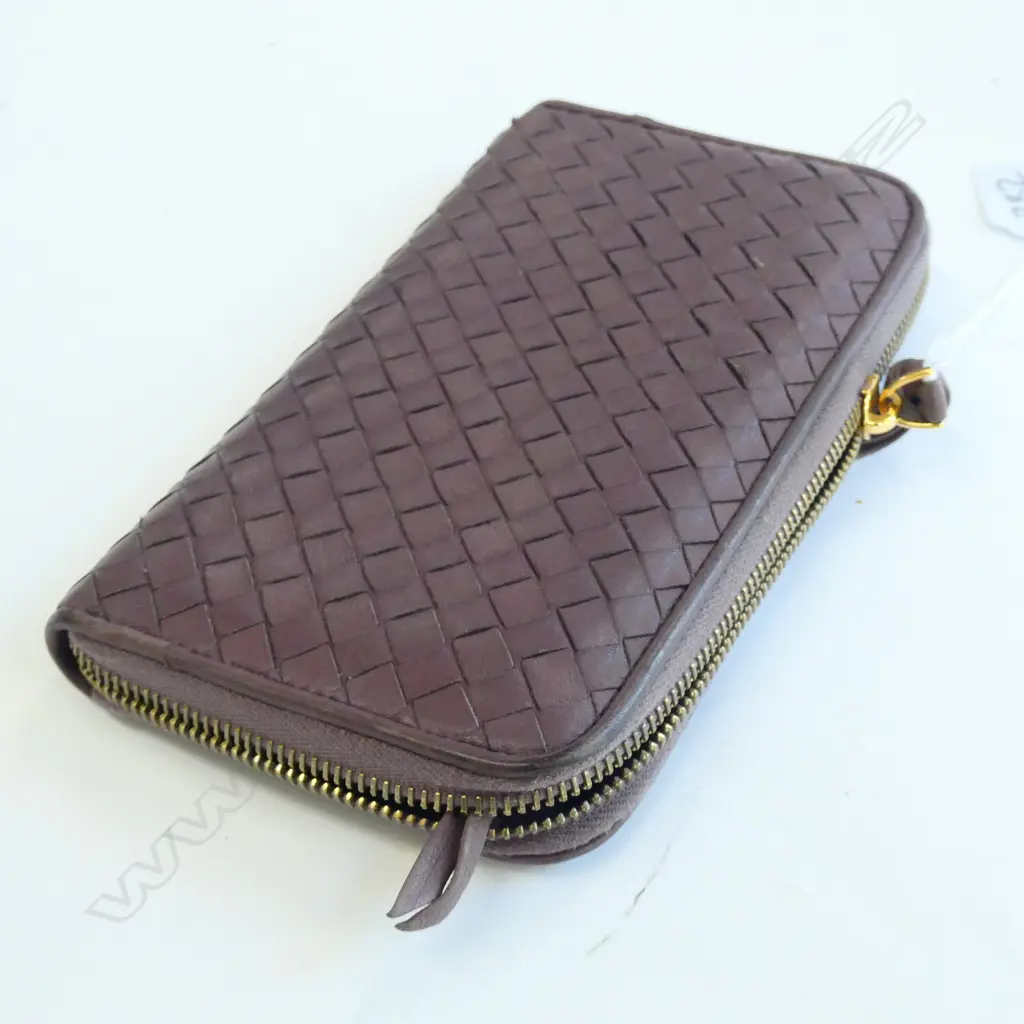 BOTTEGA VENETA ITALIAN LEATHER ZIP WALLET Image 1++