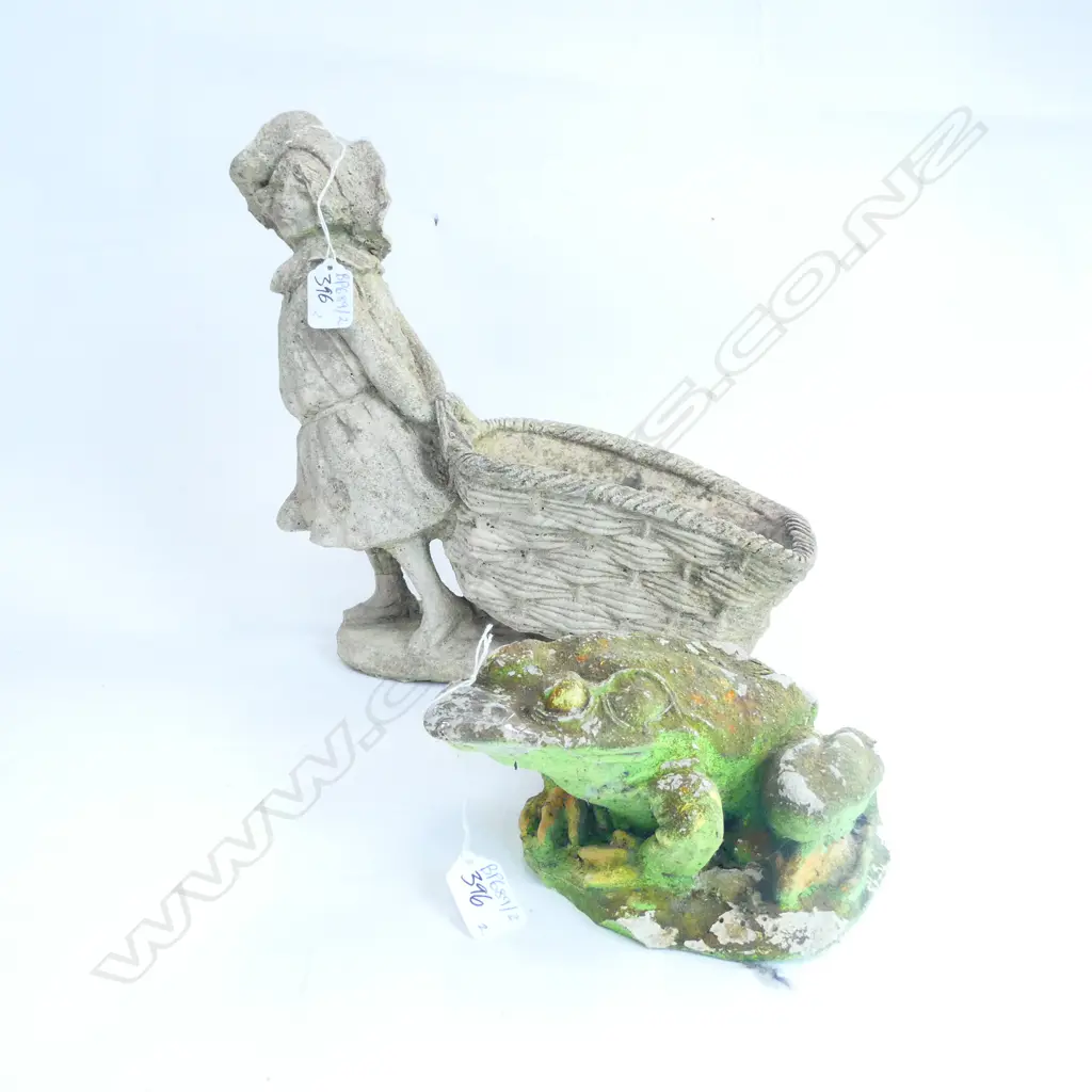 CEMENT GIRL WITH BASKET L. 300MM & FROG Image 1++