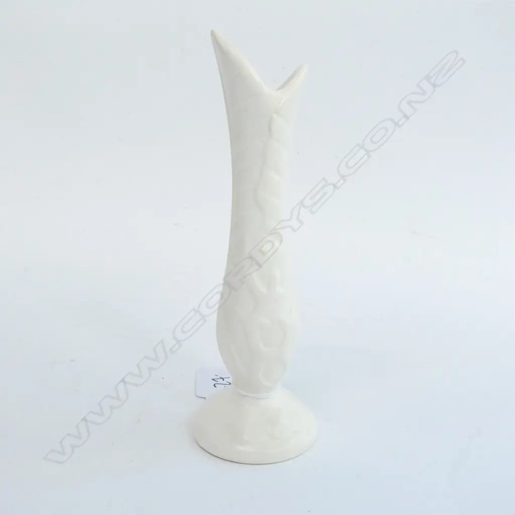 CROWN LYNN SMALL WHITE BUD VASE #.512. Image 1++
