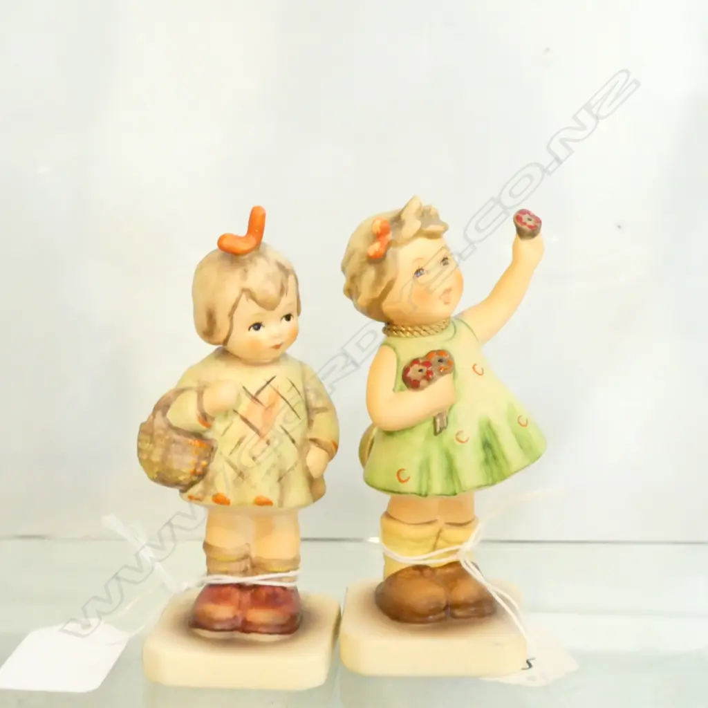 2 HUMMEL GIRLS H. 105MM Image 1++