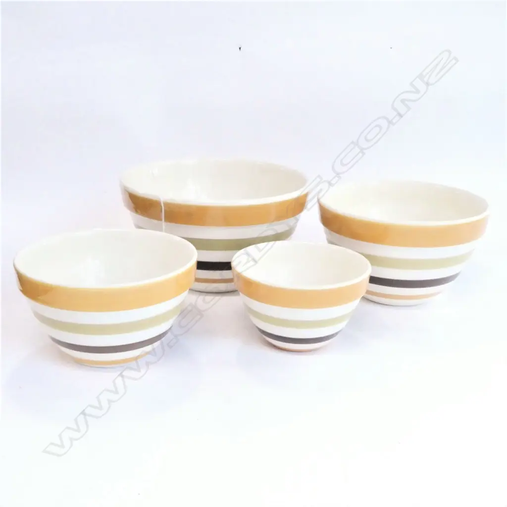 GRADUATED SET OF 4 CROWN LYNN BOWLS 220MM DIA Image 1++