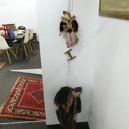 2 PUPPETS